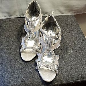 Alive 5 Silver sandals with rhinestones back zipper Comfortable heels Size 9M